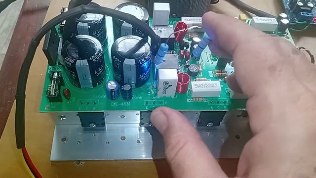Amplificador 400+400 W - Troca do resistor de potência, problema de super aquecimento resolvido. смотреть онлайн