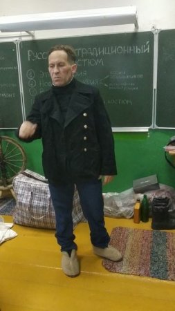 Валерий Панов в своей мастерской