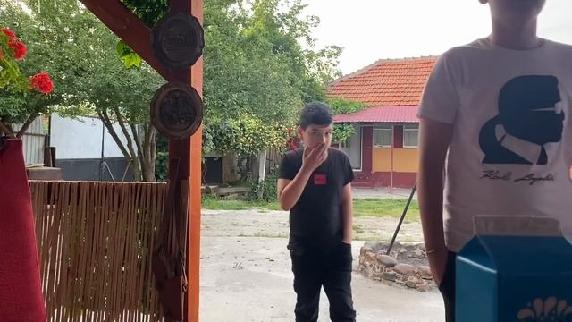 Oficiala a rămas uimită la BUCĂTARU în curte смотреть онлайн