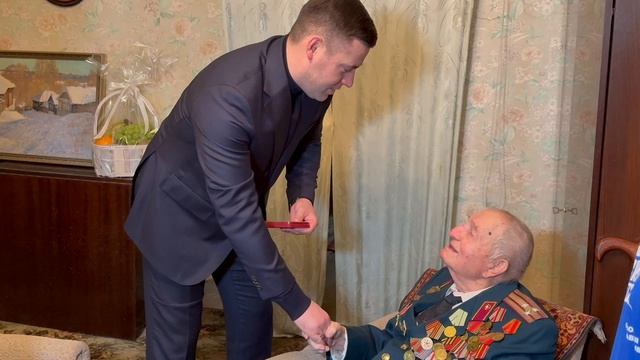 Участнику обороны Ленинграда Александру Петровичу Шитову вручили юбилейную награду