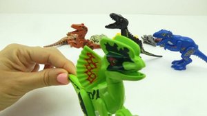 Собираем динозавров, играем детским конструктором