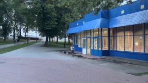 Школьник учится стантить на велике !