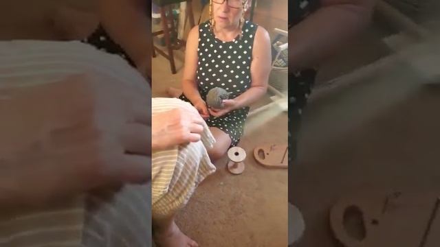 Мотание клубка под разговор о прядении