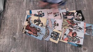 Кому стукнули по лбу? а он взялся за старое? таро расклад онлайн