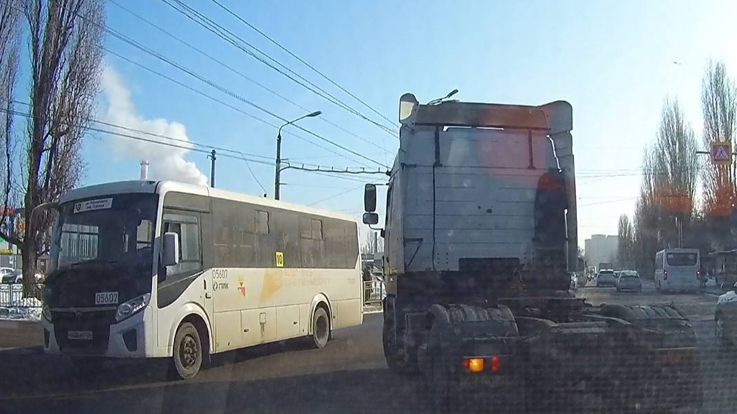 Маршрутный автобус с бортовым номером 05607 пересекает перекрёсток на красный сигнал светофора. смотреть онлайн