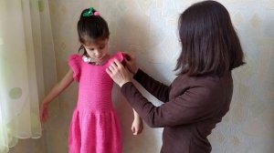 Вязаное детское платье спицами