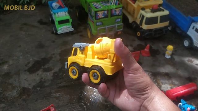 Membersihkan Truk Tronton Pasir Dan Menemukan mobil mobilan, Mobil Molen, Truk Pasir, Beko, Tayo смотреть онлайн