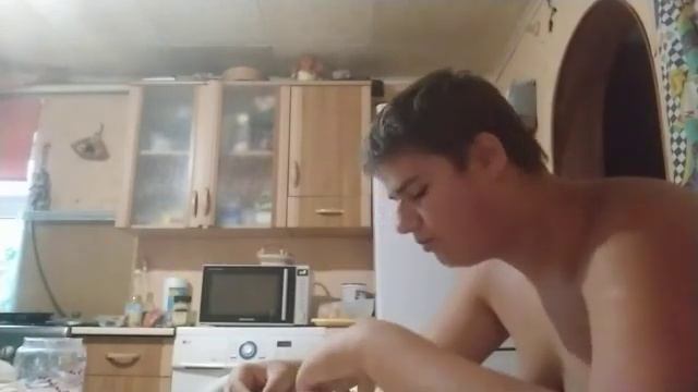 Komputersem ест жареную картошку
