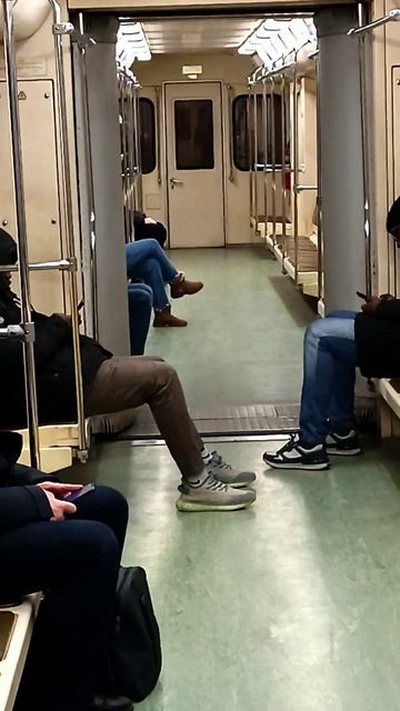 Как на диване раскинули ноги! Москва. 31.12.2024 (07:06). Арбатско-Покровская линия. ст. Курская.