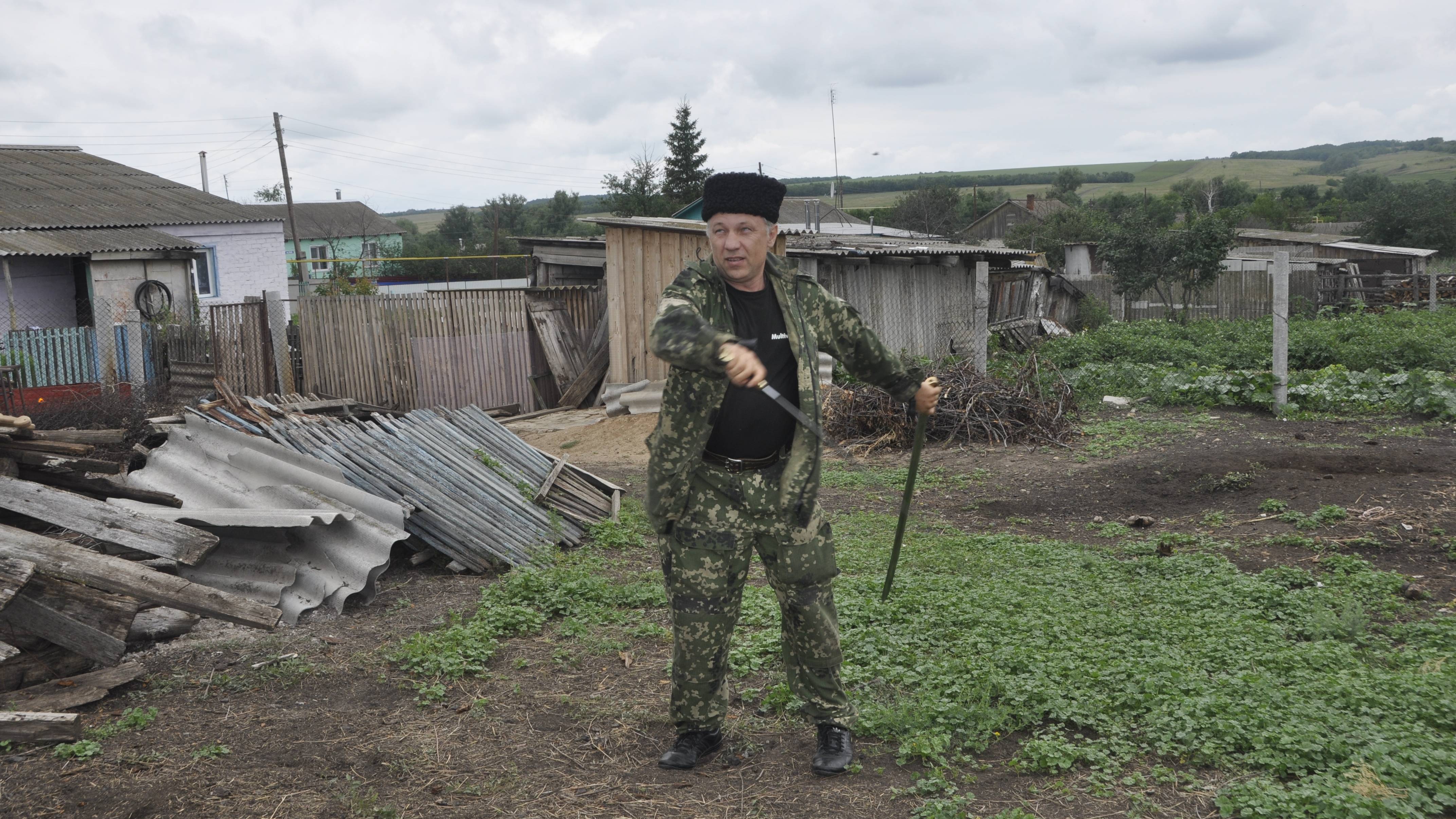 2013.06.22. Шалимов делится опытом владения шашками в Нехаевском юрте в гостях у Брылёва В.Н.