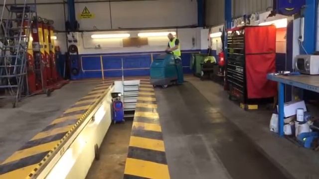 Tennant T350 Stand-On Scrubber-Dryer смотреть онлайн