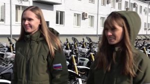 Сестры-волонтеры Катя и Валя Корниенко отправляют на фронт новую партию ценных грузов