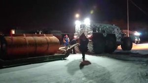 Снегоболотоход Хищник - транспортировка цистерны с топливом на санях