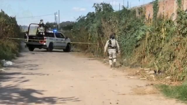 Dentro de bolsas negras y en un canal de aguas negras fue encontrado el cadáver de un hombre смотреть онлайн