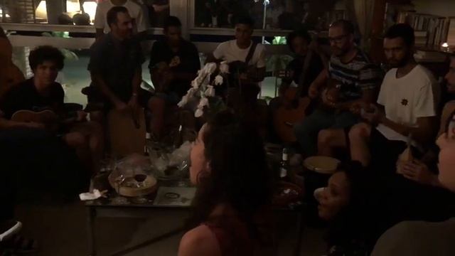Drexler, Silvia y Caetano cantando en casa de Veloso, Rio de Janeiro смотреть онлайн