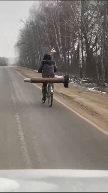 Ничего особенного, просто дед катает на велосипеде стартовый двигатель от ЗУР 9М335 "Панциря"
