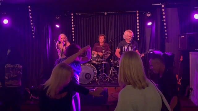 Triple J's @ Wallaby Hotel 9/06/23 смотреть онлайн