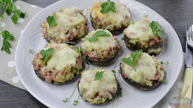 Вкусные шляпки.) ФАРШИРОВАННЫЕ ШАМПИНЬОНЫ С ВЕТЧИНОЙ