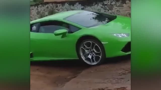 ИДИОТЫ ЗА РУЛЕМ СУПЕРКАРОВ смотреть онлайн