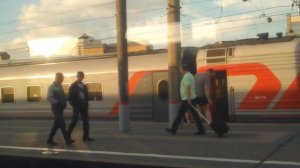 ВЛ10 сцепляется с пассажирским поездом.