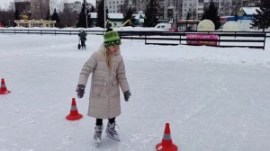 Девочки команды  «Ферзь в солнечных очках» Алиса и Мариэль катаются на коньках !!