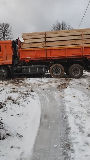 Камаз застрял в грязи с пиломатериалом. Почему каркасный дом лучше не строить весной?