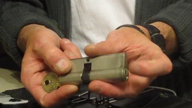 Bumping A MILA Euro Lock TUTORIAL.. WITH ANOTHER GREAT HOME MADE BUMP KEY SECURITY WARNING смотреть онлайн