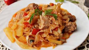 Тушёная капуста с мясом и картошкой.
