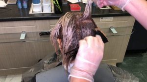 Затемнение оттенка блонда. Прикорневое окрашивание волос в натуральный цвет.