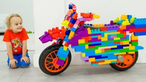 Влад и Ники. Крис катается на ИГРУШЕЧНОМ МОТОЦИКЛЕ и играет с ИГРУШКАМИ! Коллекция видео для детей.