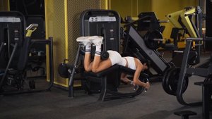 Обзор тренажера E-7001 Сгибание ног лежа (DHZ Fitness)