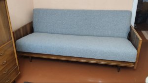 Перетяжка старого чешского дивана.