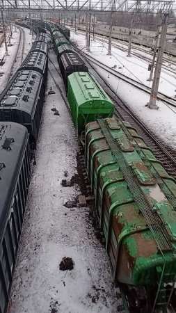 Орехово-Зуево. Два грузовика в одном направлении, один навстречу. Вагоны почти одинаковые.