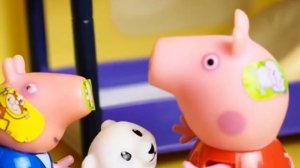 Свинка Пеппа Мультик с игрушками Кто больше упадет и получит пластырей Peppa Pig