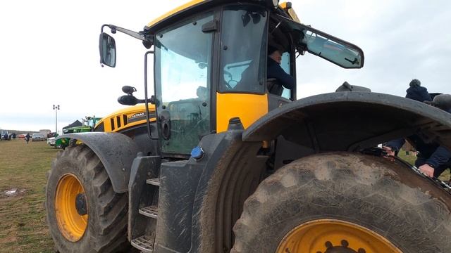 2016 JCB Fastrac 4220 Icon 6.6 Litre 6-Cyl Diesel Tractor (235 HP) with Kuhn MulitLeader Plough
