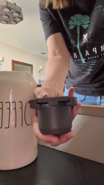 Coffee ❤️ This self leveling scoop and funnel is the BEST! #howipamperedchef #coffeelover смотреть онлайн