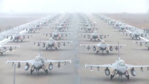 F 16 выстраиваются на взлет