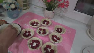 Хроника оного дня в конце октября 2020 года. Готовлю корзиночки с творогом и малиной..