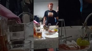 Юлька поёт.