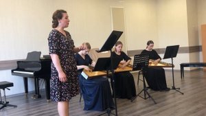 "Горит луна высокая" - трио гуслей и певица