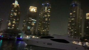 Дубай . Бюджетная водная прогулка по бухте Дубай Марина .