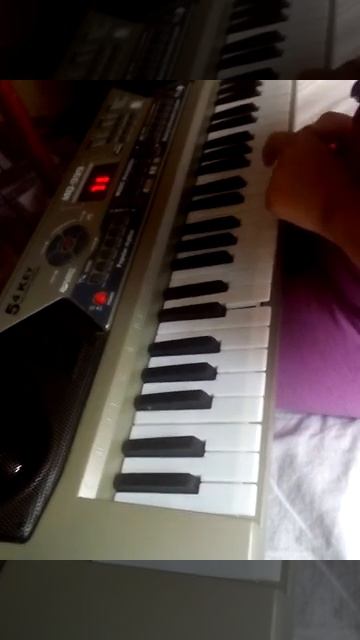 моя младшая сестра играет музыку "жили у бабуси два весёлых гуси" смотреть онлайн