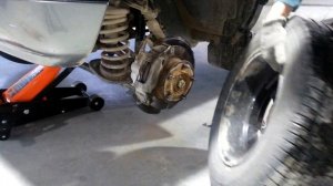 замена прокладки выпускной трубы, замена резинок переднего амортизатора нива шевроле