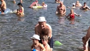 Лиза и Миша хотят купаться