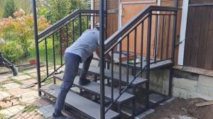 Монтаж крыльца Оптима 4 ступени с площадкой и козырьком.