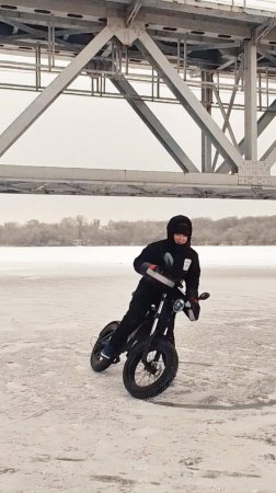 Зимняя покатушка на электровелосипедах ПЕРВЫЙ РАЗ по ледяной реке