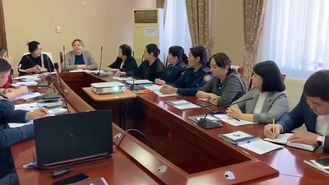 Судья «Азаматтығы жоқ тұлғаларға заң көмегін көрсету» атты дөңгелек үстелге қатысты смотреть онлайн