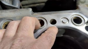 Scania устраняю течь из подголовки. Восстанавливаю посадку гильзы в блоке расточным станком.