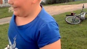 Толстый пацан пытается залесть