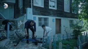 Tefo'nun adamları baygın Hüsnü'yü kumsala attı | Arka Sokaklar 680. Bölüm